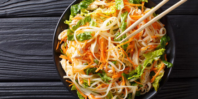 Recette de nouilles asiatiques à la sauteuse en acier